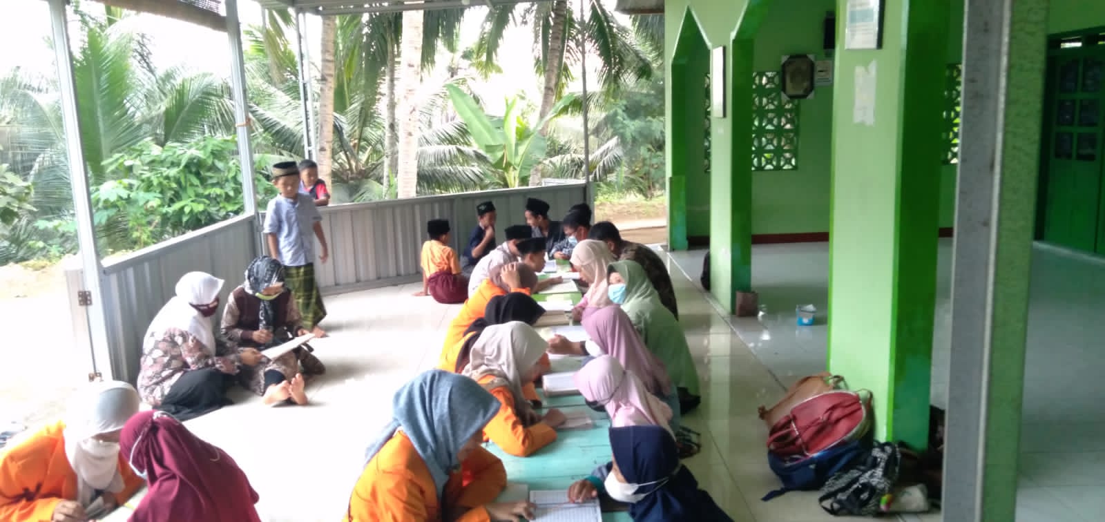 Mewarnai Tote Bag Setelah Mengaji, Santri Termotivasi